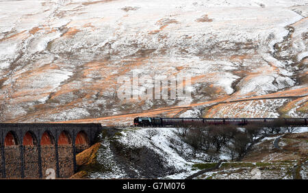 Die Dampfeisenbahn der Herzogin von Sutherland 6233 überquert das Ribblehead Viadukt in North Yorkshire. Stockfoto