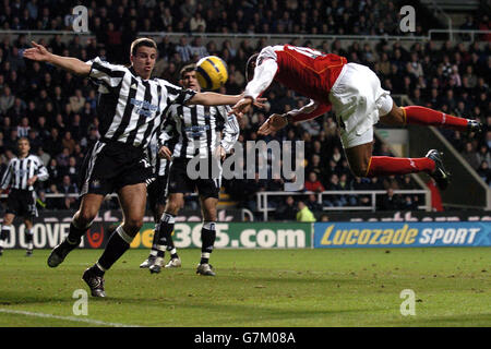 Fußball - FA Barclays Premiership - Newcastle United / Arsenal. Steven Taylor von Newcastle United versucht, Thierry Henry von Arsenal daran zu hindern, den Ball in Richtung Tor zu führen Stockfoto