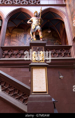 Im Innenhof des Rathauses steht eine Statue des Munatius Plancus, Gründer der ersten römischen Siedlung in der Region Basel. Stockfoto
