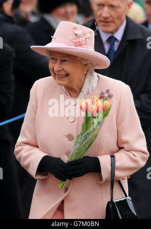 Königin Elizabeth II. Erhält Blumen von Wohltäter, nachdem sie den morgendlichen Gottesdienst in der West Newton Church in der Nähe von Sandringham in Norfolk besucht hat. Stockfoto