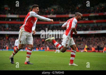 Arsenals Theo Walcott (rechts) feiert das dritte Tor seiner Mannschaft mit Teamkollege Olivier Giroud während des Spiels der Barclays Premier League im Emirates Stadium, London. Stockfoto