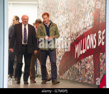 Prinz Harry, Schirmherr der RFU Injured Players Foundation (IPF), geht mit dem IPF-Vorsitzenden John Owen im Twickenham Stadium spazieren, um sich ein Training für RFU/IPF-Läufer anzusehen, die am diesjährigen London Marathon teilnehmen werden. Stockfoto