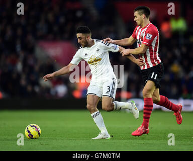 Fußball - Barclays Premier League - Southampton / Swansea City - St. Mary's. Southampton's Dusan Tadic und Swansea's Neil Taylor (links) während des Spiels der Barclays Premier League in St. Mary's, Southampton. Stockfoto