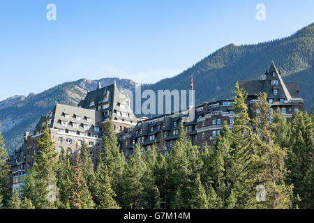 Das Fairmont Banff Springs Hotel, Alberta, Canada mit Seilbahnen im Hintergrund. Stockfoto