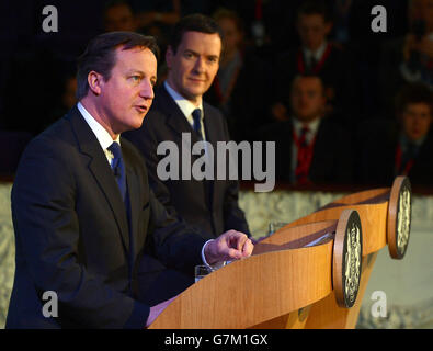 Der Schatzkanzler George Osborne (rechts) und Premierminister David Cameron sprechen im AQL-Zentrum in Leeds mit führenden Wirtschaftsvertretern. Stockfoto