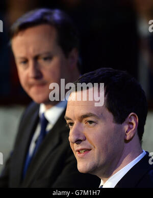 Der Schatzkanzler George Osborne (rechts) und Premierminister David Cameron sprechen im AQL-Zentrum in Leeds mit führenden Wirtschaftsvertretern. Stockfoto