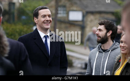 Kelvin Fletcher (rechts) und der Schatzkanzler George Osborne bei einem Besuch des Sets von Emmerdale auf dem Harewood Estate in der Nähe von Leeds. Stockfoto