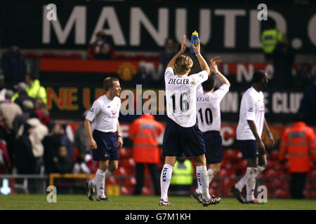 Fußball - FA Barclays Premiership - Manchester United / Tottenham Hotspur. Spieler von Tottenham Hotspur feiern einen Punkt bei Manchester United Reto Ziegler (c) Stockfoto