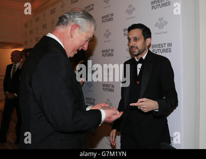 Der Prinz von Wales nimmt an einem Kartentrick mit Magier Dynamo Teil, während er am jährlichen Prince's Trust 'Invest in Futures' Empfang im Savoy Hotel in London teilnimmt. Stockfoto