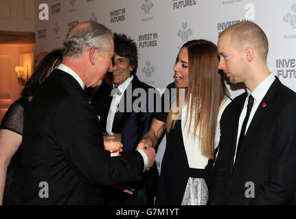 Der Prinz von Wales trifft sich mit Frau Chisholm (2. Rechts) beim jährlichen Empfang des Prince's Trust „Invest in Futures“ im Savoy Hotel in London. Stockfoto