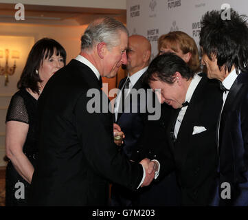 Der Prinz von Wales trifft (3. Links - rechts) Sir Ben Kingsley, Samantha Bond (teilweise verdeckt), Jools Holland und Ronnie Wood beim jährlichen Prince's Trust 'Invest in Futures' Empfang im Savoy Hotel in London. Stockfoto