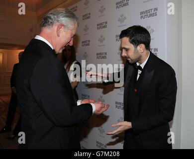 Der Prinz von Wales nimmt an einem Kartentrick mit Magier Dynamo Teil, während er am jährlichen Prince's Trust 'Invest in Futures' Empfang im Savoy Hotel in London teilnimmt. Stockfoto