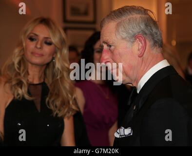 Der Prinz von Wales trifft sich mit Gästen beim jährlichen Empfang des Princes Trust „Invest in Futures“ im Savoy Hotel in London. Stockfoto