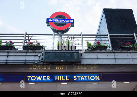 Eingang zur u-Bahnstation Tower Hill mit TFL Rondell und die Scherbe im Hintergrund Stockfoto