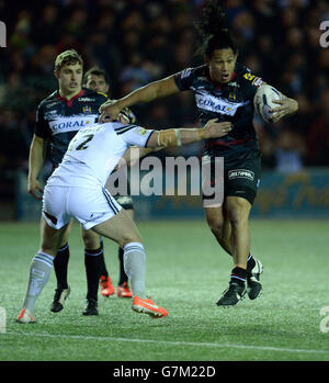Wigan Warriors Taulima Tautai überspringt Widnes Vikings Danny Tickle (links) beim ersten Utility Super League-Spiel im Select Security Stadium, Widnes. Stockfoto