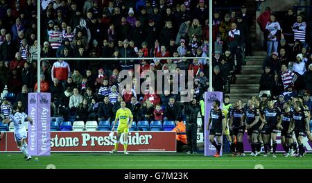 Wigan Warriors beobachten, wie Widnes Vikings Stefan Marsh beim ersten Utility Super League-Spiel im Select Security Stadium, Widnes, die Punktzahlen auf 22:22 anlegt. Stockfoto