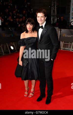 Claudia Winkleman und ihr Mann Kris Thykier nehmen an den EE British Academy Film Awards im Royal Opera House, Bow Street in London Teil. DRÜCKEN SIE VERBANDSFOTO. Bilddatum: Sonntag, 8. Februar 2015. Siehe PA Story SHOWBIZ BAFTA. Der Bildnachweis sollte lauten: Dominic Lipinski/PA Wire Stockfoto