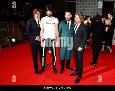 (Von links nach rechts) Ian Matthews, Sergio Pizzorno, Tom Meighan und Chris Edwards von Kasabian nehmen an den EE British Academy Film Awards im Royal Opera House, Bow Street in London Teil. DRÜCKEN SIE VERBANDSFOTO. Bilddatum: Sonntag, 8. Februar 2015. Siehe PA Story SHOWBIZ BAFTA. Der Bildnachweis sollte lauten: Dominic Lipinski/PA Wire Stockfoto