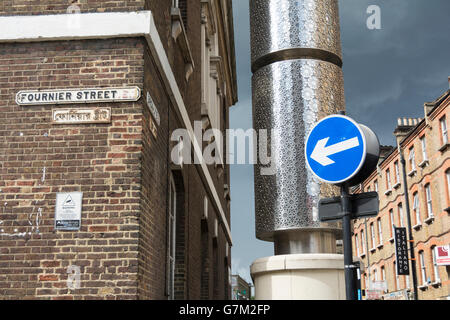 Eine Möglichkeit zu unterzeichnen auf der Brick Lane vor Jamme Masjid Moschee, London, UK Stockfoto