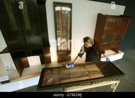 Sarah Gerrish, Furniture and Wooden Artifact Conservator, mit den bestickten Paneelen von M.Macdonald als The Glasgow School of Art stellt Mackintosh Möbel, die vor Feuer gerettet wurden, wieder in einer neu geschaffenen Möbelgalerie im Reid Building aus, Die ab Sonntag, 1. Februar 2015 Teil der Art Schools Mackintosh Tours sein wird. Stockfoto