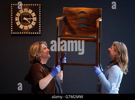 Sarah Gerrish Furniture and Wooden Artifact Conservator (links) und Tourkoordinatorin Juliet Fellows-Smith mit „an Armchair for GSA Boardroom“, während die Glasgow School of Art Mackintosh-Möbel, die vor Feuer gerettet wurden, in einer neu geschaffenen Möbelgalerie im Reid Building wieder ausstellt, Die ab Sonntag, 1. Februar 2015 Teil der Art Schools Mackintosh Tours sein wird. Stockfoto