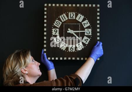 Sarah Gerrish, Möbel und Holzartefaktkonservatorin, Mit der „Slave Clock“, wie die Glasgow School of Art Mackintosh-Möbel, die vor dem Feuer gerettet wurden, wieder in einer neu geschaffenen Möbelgalerie im Reid Building ausstellt, die ab Sonntag, dem 1. Februar 2015 Teil der Art Schools Mackintosh Tours sein wird. Stockfoto