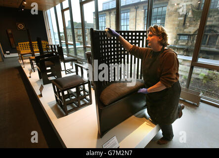 Sarah Gerrish, Möbelkonservatorin und Konservatorin aus Holz, mit „Curved Lattice Back Chair for Willow Tea Room“, wie die Glasgow School of Art Mackintosh-Möbel, die vor Feuer gerettet wurden, in einer neu geschaffenen Möbelgalerie im Reid Building wieder ausstellt. Die ab Sonntag, 1. Februar 2015 Teil der Art Schools Mackintosh Tours sein wird. Stockfoto