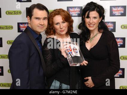 Catherine Tate (Mitte) mit ihrem Preis für die beste Comedy Newcomer, präsentiert von Ronni Ancona und Jimmy Carr. Stockfoto