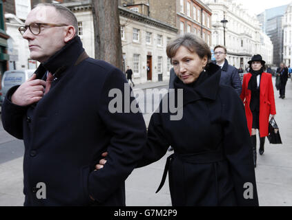 Marina Litvinenko mit Ben Emmerson QC vor den Royal Courts of Justice, London, wo die lang erwartete öffentliche Untersuchung über den Tod des vergifteten Spions Alexander Litwinenko endlich eröffnet wird, mehr als acht Jahre nach seinem Tod. Stockfoto