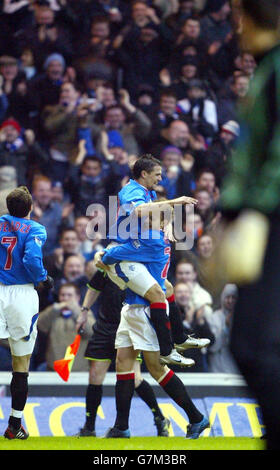 Bank of Scotland Premiereship - Rangers gegen Motherwell - Ibrox Stadium. Nacho Novo der Rangers (Mitte links) feiert nach dem Tor mit Teamkollege Alan Hutton (Mitte rechts). NUR FÜR REDAKTIONELLE ZWECKE Stockfoto