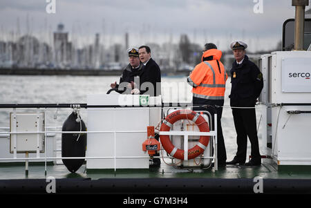 Kanzler George Osborne (zweite links) spricht mit dem Kommandanten der HMNB Portsmouth-Basis, Commodore Jeremy Rigby, während eines Besuchs bei HMNB Portsmouth im historischen Hafenviertel von Portsmouth, Hampshire. Stockfoto