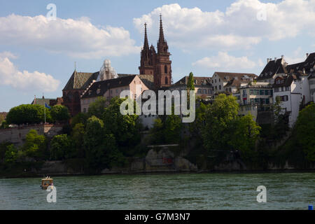 Altstadt Basel, von jenseits des Rheins in Kleinbasel, Schweiz betrachtet. Stockfoto