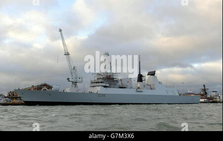 Gesamtansicht des Zerstörers HMS Defender vom Typ 45 im Dock des Marinestützpunktes Portsmouth. Stockfoto