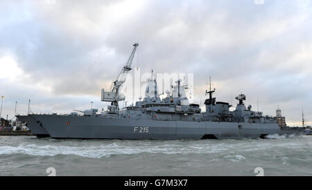 Gesamtansicht der deutschen Fregatte F215 Brandenburg im Dock des Marinestützpunktes Portsmouth. Stockfoto