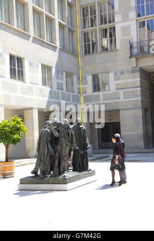 Im Innenhof des Kunstmuseums Basel steht die Skulptur "Les Bourgeois de Calais" ("Bürger von Calais") von Auguste Rodin. Stockfoto