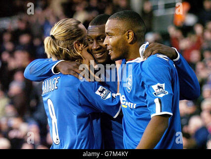 Barclays Premiership - Fulham V Birmingham City - Craven Cottage. Emile Heskey (Mitte) von Birmingham City feiert nach dem Tor mit den Teamkollegen Robbie Savage (links) und Clinton Morrison. Stockfoto