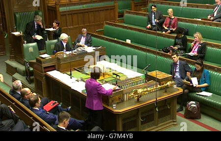 Gesundheitsministerin Jane Ellison spricht im Londoner Unterhaus während einer Debatte im Unterhaus, bei der Großbritannien das erste Land der Welt werden könnte, das die Schaffung von IVF-Babys mit DNA von drei verschiedenen Menschen erlaubt. Stockfoto