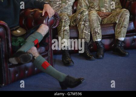 Soldaten der Royal Scots Borderers, 1. Bataillon, des Royal Regiment of Scotland, die die ersten britischen Soldaten waren, die im Kampf gegen Ebola nach Sierra Leone entsandt wurden, und sind nun zu ihrem Regiment und ihren Familien in die Palace Barracks in Holywood zurückgekehrt. Stockfoto