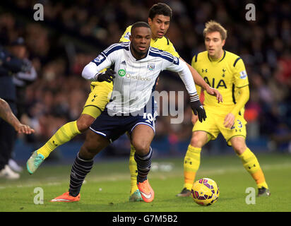 Fußball - Barclays Premier League - West Bromwich Albion gegen Tottenham Hotspur - The Hawthornes. Victor Anichebe von West Bromwich Albion (Front) kämpft gegen Paulino von Tottenham Hotspur Stockfoto