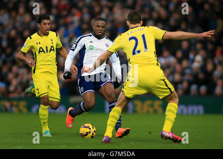 Fußball - Barclays Premier League - West Bromwich Albion gegen Tottenham Hotspur - The Hawthornes. Victor Anichebe von West Bromwich Albion greift Tottenham Hotspur's Federico Fazio (rechts) und Paulino (links) an Stockfoto