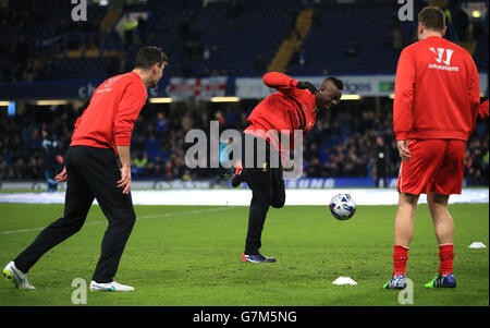 Fußball - Capital One Cup - Halbfinale - zweite Etappe - Chelsea gegen Liverpool - Stamford Bridge. Der Liverpooler Mario Balotelli (Mitte) erwärmt sich während des Halbfinales des Capital One Cup, des Second Leg Spiels in Stamford Bridge, London. Stockfoto