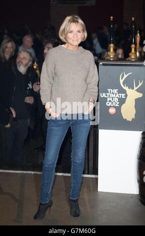 Lisa Maxwell kommt beim Ultimate Pub Quiz zur Unterstützung der Jugendhilfe Centerpoint an, die im Village Underground, Shoreditch, London, stattfindet. Stockfoto