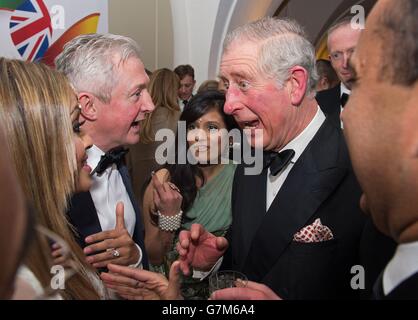 Der Prinz von Wales trifft den X-Factor-Richter Louis Walsh und den Journalisten Tasmin Lucia-Khan (L) beim British Asian Trust Dinner im Banqueting House in London. Stockfoto