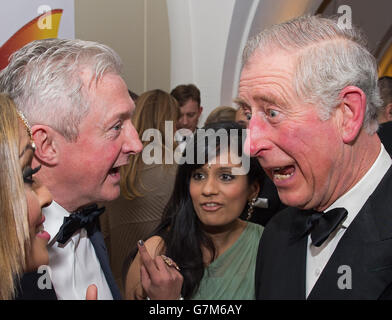 Der Prinz von Wales trifft X-Factor-Richter Louis Walsh und den Journalisten Tasmin Lucia-Khan, während er am British Asian Trust Dinner im Banqueting House in London teilnimmt. Stockfoto