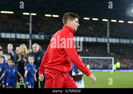 Fußball - Barclays Premier League - Everton gegen Liverpool - Goodison Park. Steven Gerrard aus Liverpool geht zu seinem letzten Derby-Spiel Merseyside. Stockfoto