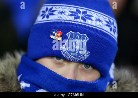 Ein Everton-Fan in der Tribüne mit einem Stecknadelabzeichen zur Unterstützung der Hillsborough Justice Campaign während des Spiels der Barclays Premier League im Goodison Park, Liverpool. Stockfoto