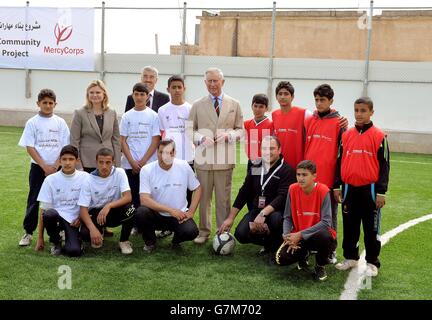 Der Prinz von Wales mit der internationalen Entwicklungsministerin Justine Greening auf einem von Großbritannien finanzierten Fußballplatz in einem Dorf in der Nähe des syrischen Flüchtlingslagers im Norden Jordaniens, am zweiten Tag seiner Tour in den Nahen Osten. Stockfoto