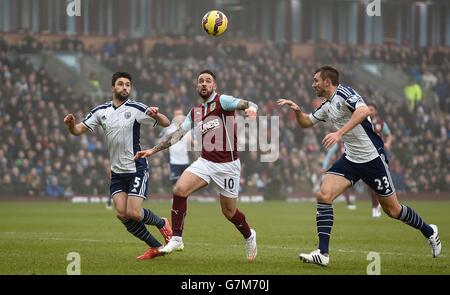 Burnleys Danny ings kämpft mit Claudio Yacob (links) von West Bromwich Albion und Gareth McAuley während des Spiels der Barclays Premier League in Turf Moor, Burnley, um den Ball. Stockfoto