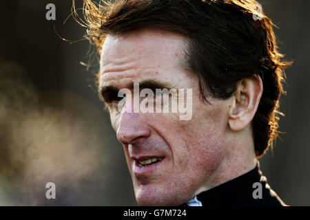 Jockey Tony McCoy in der Parade Ring vor dem ersten Rennen am Gold Cup Day auf Leopardstown Racecourse, Irland. Stockfoto