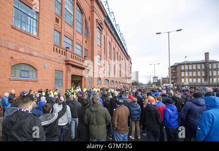 Fußball - William Hill Scottish Cup - Fünfte Runde - Rangers gegen Raith Rovers - Ibrox Stadium. Vor dem Spiel des William Hill Scottish Cup Fifth Round im Ibrox Stadium, Glasgow, protestieren die Rangers-Fans vor dem Boden. Stockfoto